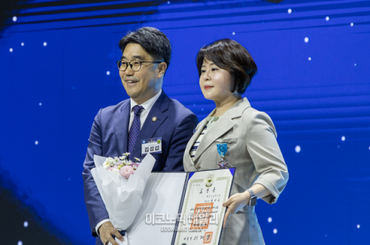[ED포토][여성기업주간] 에코트로닉스(주) 성미숙 대표, 산업포장 수상