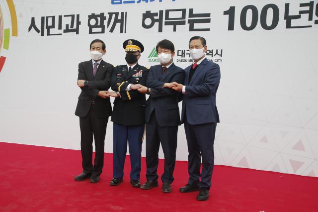 대구 남구청은 남구의 오랜 염원이며 대구 시민의 숙원인 미국부대 내의 3차 순환도로의 완전한 개통을 전하며 2021년 12월의 ‘시민과 함께 허무는 100년의 벽’ 허물기 사진이다 사진이인수 기자