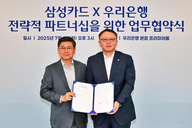 지난 1일 서울 중구 소재 우리은행 본점에서 우리은행과 삼성카드가 전략적 파트너십을 위한 업무협약식을 가졌다 협약식 이후 정진완 우리은행장오른쪽과 김이태 삼성카드 대표이사 사장이 기념사진을 촬영하고 있다 사진우리은행
