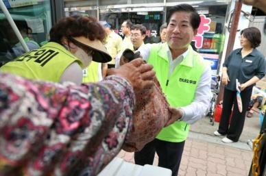 고흥군수, 짐도 옮기고 밥도 퍼주고…버스타고 민심 속으로