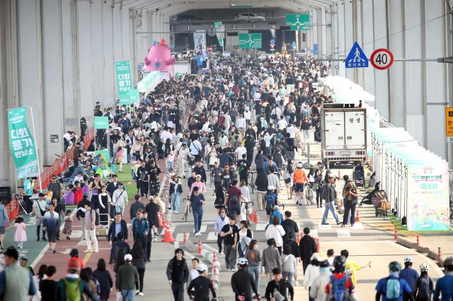 지난  5월과 6월 일요일마다 열렸던 잠수교 뚜벅뚜벅 축제에 103만명의 인파가 몰렸다 이 축제는 이 기간 7차례 열렸었다 사진서울시 
