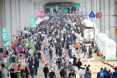 잠수교 뚜벅뚜벅 축제 100만 인파 몰려... 외국인 관광객·시민 등  K-POP·펜싱·도그요가 등에 열광