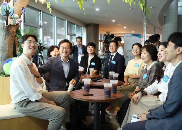 김동연 도지사가 2023년 7월 도청 로비에서 예술인 기회소득 최초 수혜자들을 만나 대화하고 있다 사진경기도