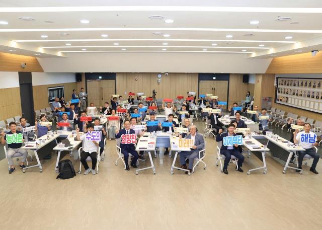 해남군은 2일 군청 대회의실에서 민선8기 3주년 언론인 간담회를 갖고 지난 민선78기 7년의 성과를 돌아보고 앞으로 군정발전 방향과 비전을 설명하는 대화의 시간을 가졌다사진해남군
