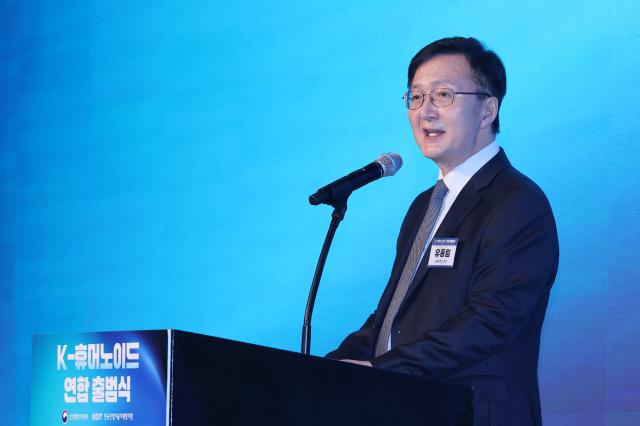 지난 4월 K-휴머노이드 연합 출범식에서 유홍림 서울대학교 총장이 축사를 하고있다 사진연합뉴스 