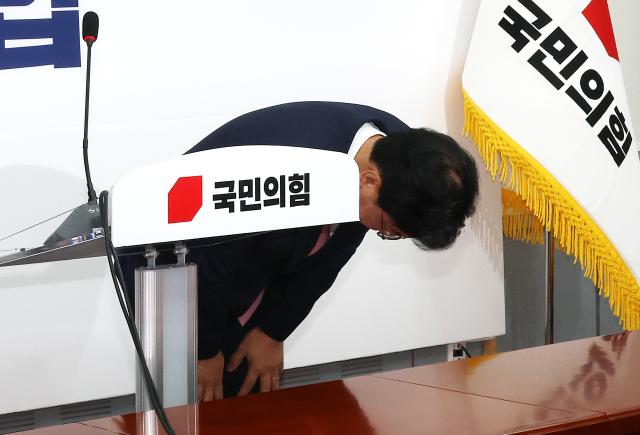 송언석 국민의힘 비상대책위원장 겸 원내대표가 2일 국회에서 비상대책위원장 취임 기자회견에 앞서 인사하고 있다 사진연합뉴스
