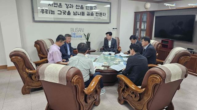 안병구 밀양시장이 2일 부산지방국토관리청을 방문해 전형필 청장에게 주요 도로 건설사업의 추진 필요성을 설명하고 있다 사진밀양시
