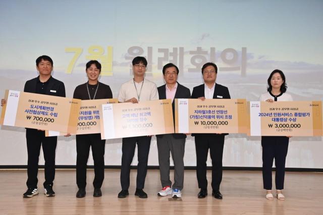 이현재 하남시장이 2일 민선 8기 시정 성과 창출에 기여한 공무원들과 함께 성과시상금 수상식에서 기념사진을 촬영하고 있다 사진하남시
