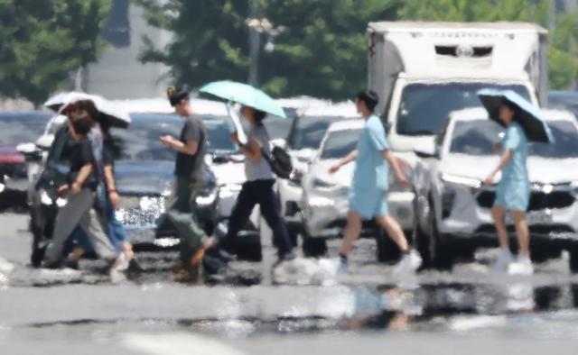 울산에 폭염특보가 발효 중인 2일 울산시 남구 한 도로 위로 지열로 인한 아지랑이가 피어오르고 있다 이날 울산의 낮 최고기온은 36도를 웃돌았다 202572 사진연합뉴스
    