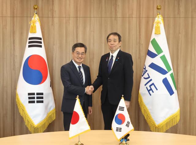2일 오후 김동연 경기도지사가 도청 집무실에서 미즈시마 코이치 주한 일본 대사와 기념촬영을 하고있다 사진경기도