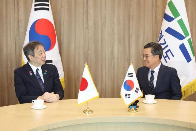 2일 오후 김동연 경기도지사가 도청 집무실에서 미즈시마 코이치 주한 일본 대사를 면담하고있다 사진경기도