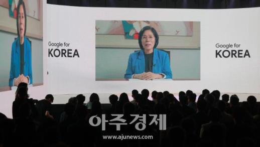 [포토] 구글 포 코리아 2025 영상축사하는 최민희 과방위원장
