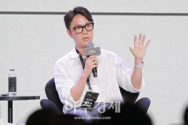 [포토] 패널 토크하는 이낙준 작가