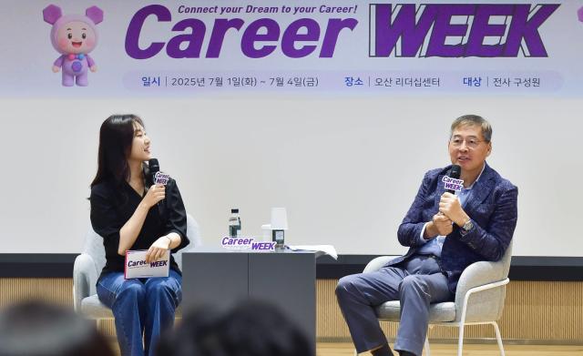 신학철 LG화학 부회장이 커리어 위크에서 임직원과 대담을 나누고 있다사진LG화학