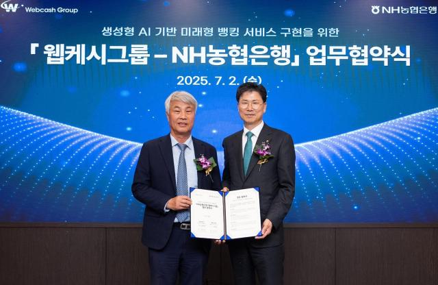 지난 2일 농협은행 본사에서 농협은행 강태영 은행장오른쪽과 웹케시그룹 석창규 회장왼쪽이 생성형AI 기반 미래형 뱅킹서비스 구현을 위한 업무협약을 체결했다
