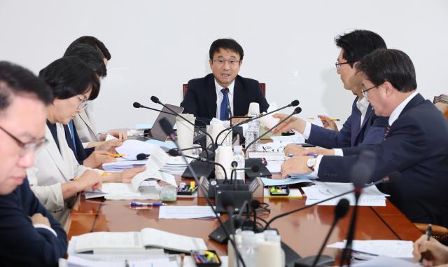 2일 국회에서 열린 예산결산특별위원회의 2025년도 제2회 추가경정예산안 등 조정소위원회에서 더불어민주당 소속 한병도 위원장이 발언하고 있다 사진연합뉴스