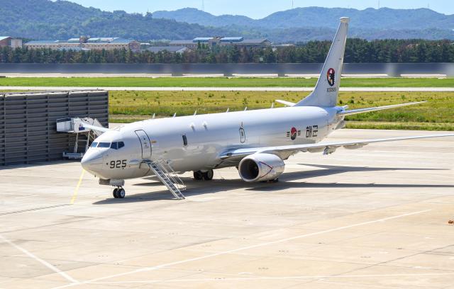 해군의 신형 해상초계기 P-8A포세이돈가 지난 1일 포항 항공사령부 주기장에 주기하고 있다 사진해군
