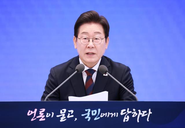PHOTOS: Lees first press conference as president