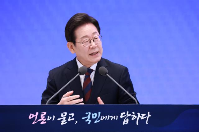 이재명 대통령이 3일 청와대 영빈관에서 열린 대통령의 30일 언론이 묻고 국민에게 답하다 기자회견에서 발언하고 있다사진연합뉴스