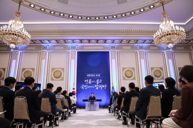 이재명 대통령이 3일 청와대 영빈관에서 대통령의 30일 언론이 묻고 국민에게 답하다 기자회견을 하고 있다 사진연합뉴스