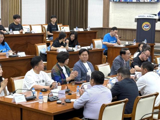 임병택 시장이 오르혼 지방정부에 방문해 행정관계자들과 간담회를 하고 있다 사진시흥시