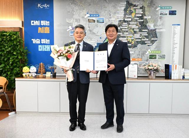 제6대 시민호민관으로 위촉된 박명기 시민호민관사진 왼쪽과 임병택 시장 모습 사진시흥시