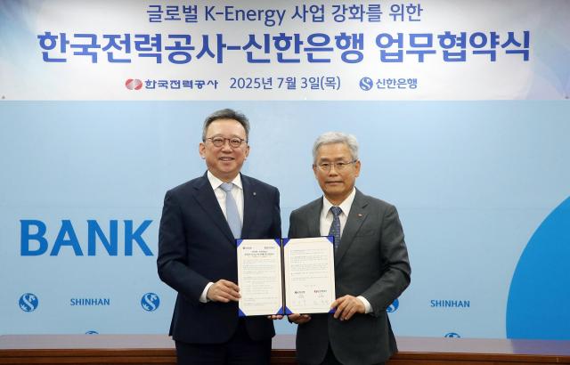 3일 서울 중구 소재 신한은행 본점에서 글로벌 K-Energy 사업 강화를 위한 업무협약을 체결하고 정상혁 신한은행장왼쪽과 김동철 한국전력공사 사장이 기념 촬영하는 모습 사진신한은행