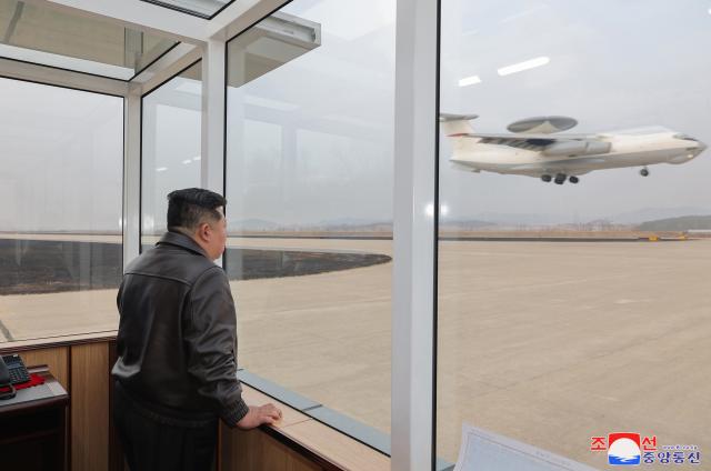 김정은 북한 국무위원장이 지난 3월 2526일 새로 개발·생산하고 있는 무인항공기술연합체와 탐지전자전연구집단의 국방과학연구사업을 지도했다고 조선중앙통신이 3월 27일 보도했다