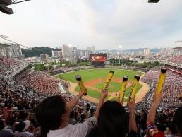 [아주돋보기] 한화·롯데·KIA, 지방팀의 약진…KBO 역대 최초 전반기 700만 관중 돌파 위업