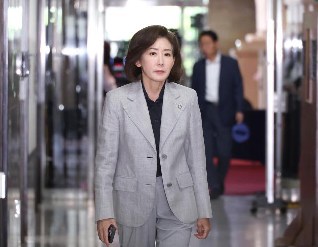 국민의힘 나경원 의원이 6월 18일 국회에서 송언석 원내대표 주재로 열리는 4선 이상 의원들과의 간담회에 참석하기 위해 이동하고 있다 사진연합뉴스