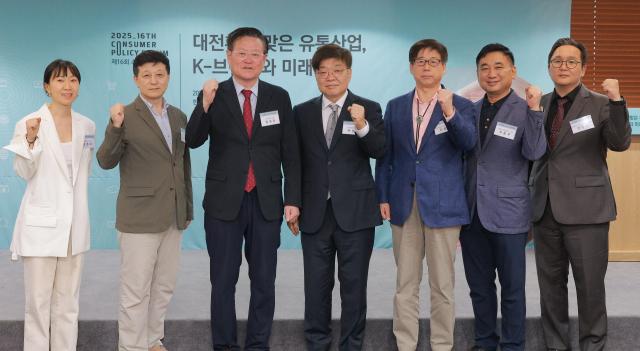3일 오후 서울 중구 한국프레스센터에서 열린 2025 제16회 소비자정책포럼에서 참석자들이 기념촬영하고 있다 사진 왼쪽부터 김경하 도레컴퍼니 대표 김인호 한국유통포럼 회장 임규진 아주경제신문 사장 박경도 한국유통학회 회장 조철휘 아주대 대학원 겸임교수 추동우 세종사이버대 교수 전인규 법무법인 정솔 파트너 변호사 20250709사진유대길 기자 dbeorlf123ajunewscom