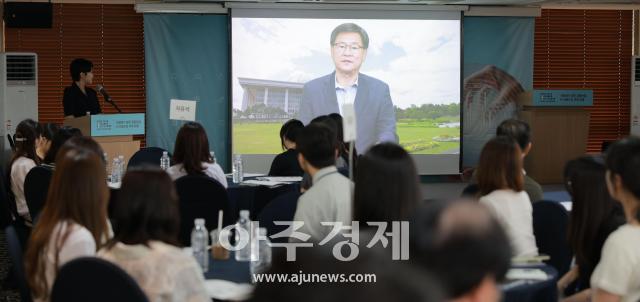 [포토] 2025 제16회 소비자정책포럼 영상축사하는 이헌승 의원
