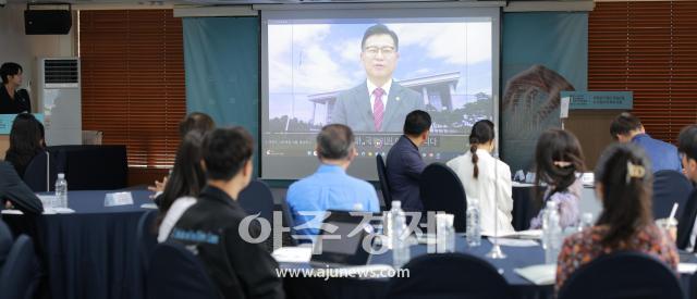 [포토] 2025 제16회 소비자정책포럼 영상축사하는 이양수 의원