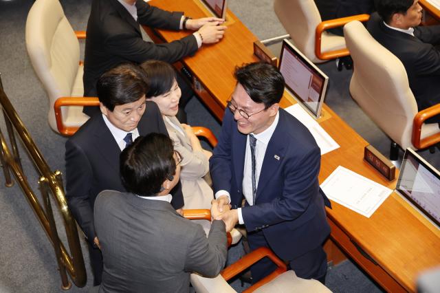 김민석 국무총리 후보자가 3일 국회 본회의에서 자신에 대한 임명동의안이 통과되자 의원들로부터 축하받고 있다 사진연합뉴스