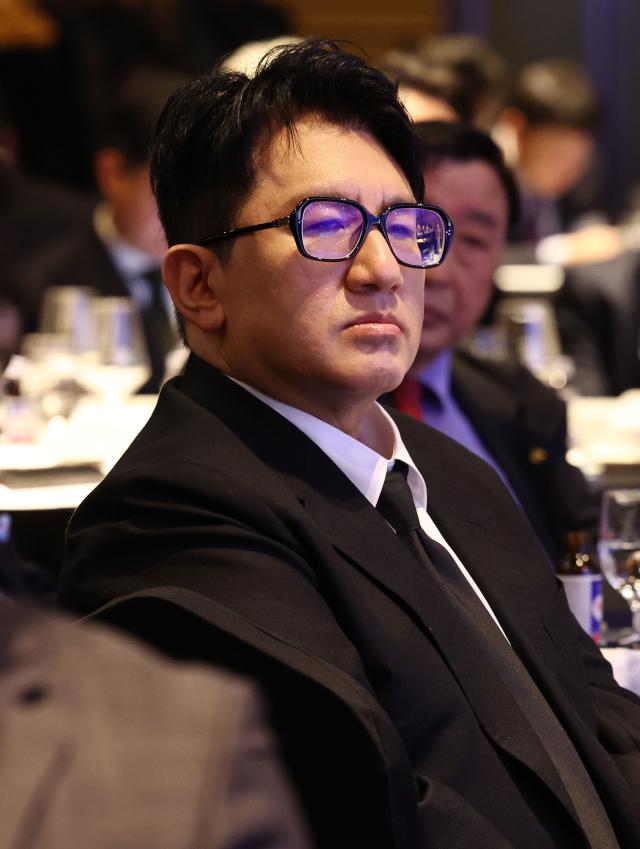 HYBE founder Bang Si-hyuk grilled by regulators over alleged IPO fraud