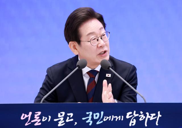 이재명 대통령이 3일 청와대 영빈관에서 열린 대통령의 30일 언론이 묻고 국민에게 답하다 기자회견에서 취재진의 질문에 답하고 있다 사진연합뉴스