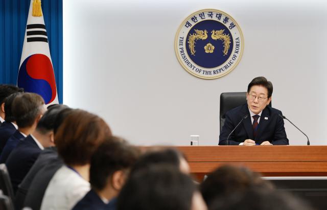 이재명 대통령이 3일 서울 용산 대통령실 청사에서 열린 2차 수석보좌관회의를 주재하고 있다사진연합뉴스