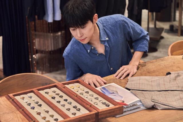 바이올리니스트 대니 구가 갤럭시 한남 플래그십 스토어에서 단독 콘서트 의상을 고르고 있다 사진삼성물산 패션부문