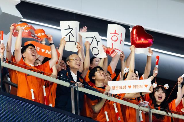 김승연 한화그룹 회장이 임직원들과 함께 경기를 관람하고 있다사진한화그룹