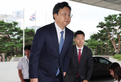 정진우 중앙지검장 첫 출근...국민 신뢰받는 검찰 되겠다