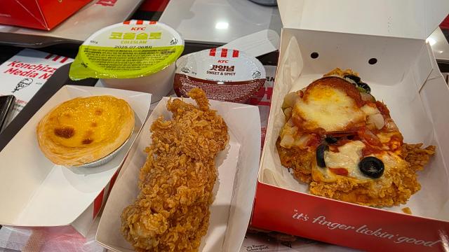 KFC '켄치짜' 슈퍼박스 구성. 소스를 제외하고 켄치짜·핫크리스피통다리·에그타르트·코울슬로·음료가 포함돼 있다.[사진=김현아 기자]