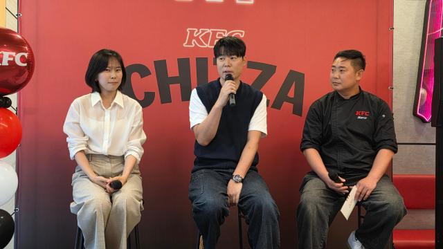 최현석 셰프가 지난 3일 KFC건대입구역점에서 열린 KFC 켄치짜 미디어 나이트 행사에서 KFC와 협업하게 된 계기를 소개하고 있다 왼쪽부터 백민정 마케팅총괄이사 최현석 셰프 전영욱 RD센터 팀장사진김현아 기자