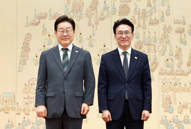 이재명 대통령이 4일 용산 대통령실에서 김민석 국무총리에게 임명장을 수여한 후 기념촬영을 하고 있다 사진연합뉴스