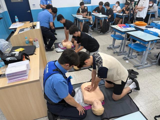 동해해양경찰서가 지난 3일 동해시에 위치한 광희중학교를 방문해 물놀이 안전사고 예방과 골든타임 확보를 위한 맞춤형 안전교육을 실시하고 있다 사진동해해경