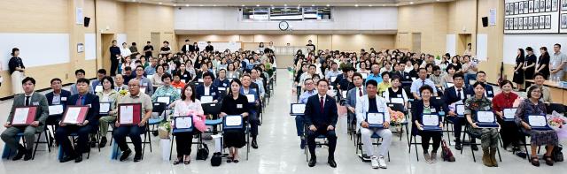 유정복 인천광역시장이 4일 시청 대회의실에서 열린 2025년 2분기 모범선행시민 및 우수 이·통장 표창 수여식에서 수상자들과 기념촬영을 하고 있다 사진인천시