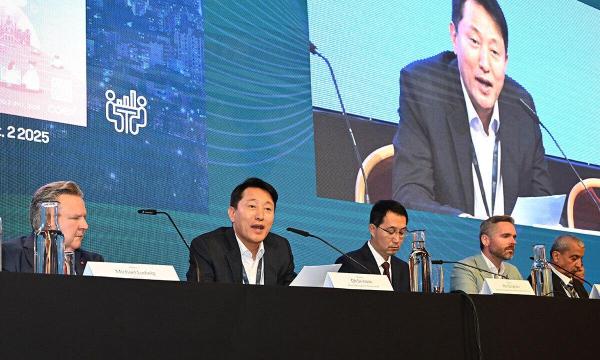 오세훈 서울시장왼쪽 두번째이 3일현지시간 오스트리아 빈에서 열린 ‘2025 세계도시정상회의 시장포럼’에서 ‘미리내집’ 등 서울의 주택정책을 발표하고 있다 사진서울시