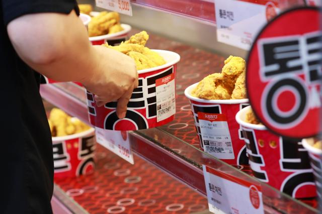 韩国大型超市掀炸鸡价格战 18元炸鸡引民众排队抢购
