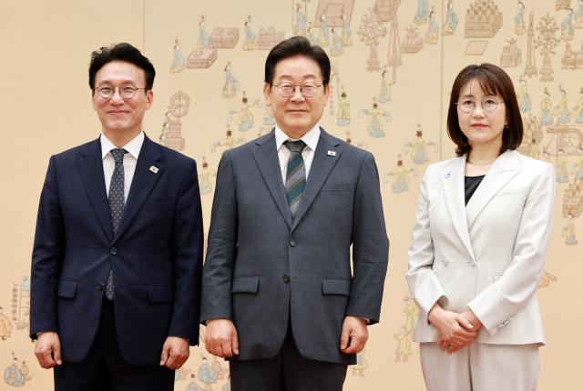 [포토] 이재명 대통령, 김민석 국무총리 임명장 수여