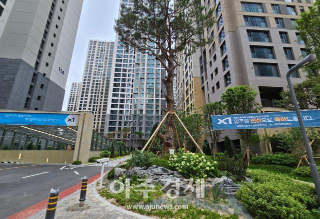 서울 서초구 잠원동 메이플자이 입구에 달린 입주 환영 플래카드 사진이용우 기자