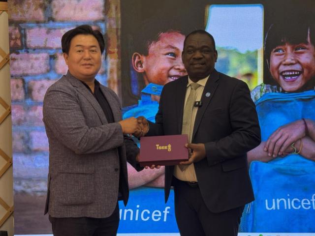 임병택 시흥시장이 에바리스트 쿠아시-콤란 유니세프 몽골사무소 대표에게 시흥시 기념품을 전달하고 있다 사진시흥시